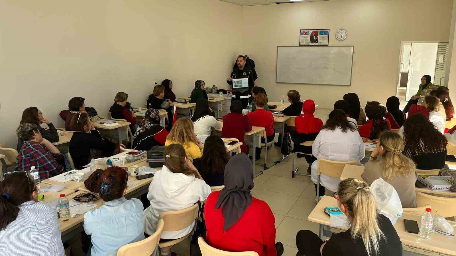 Polisten vatandaşlara uyuşturucuyla mücadele eğitimi