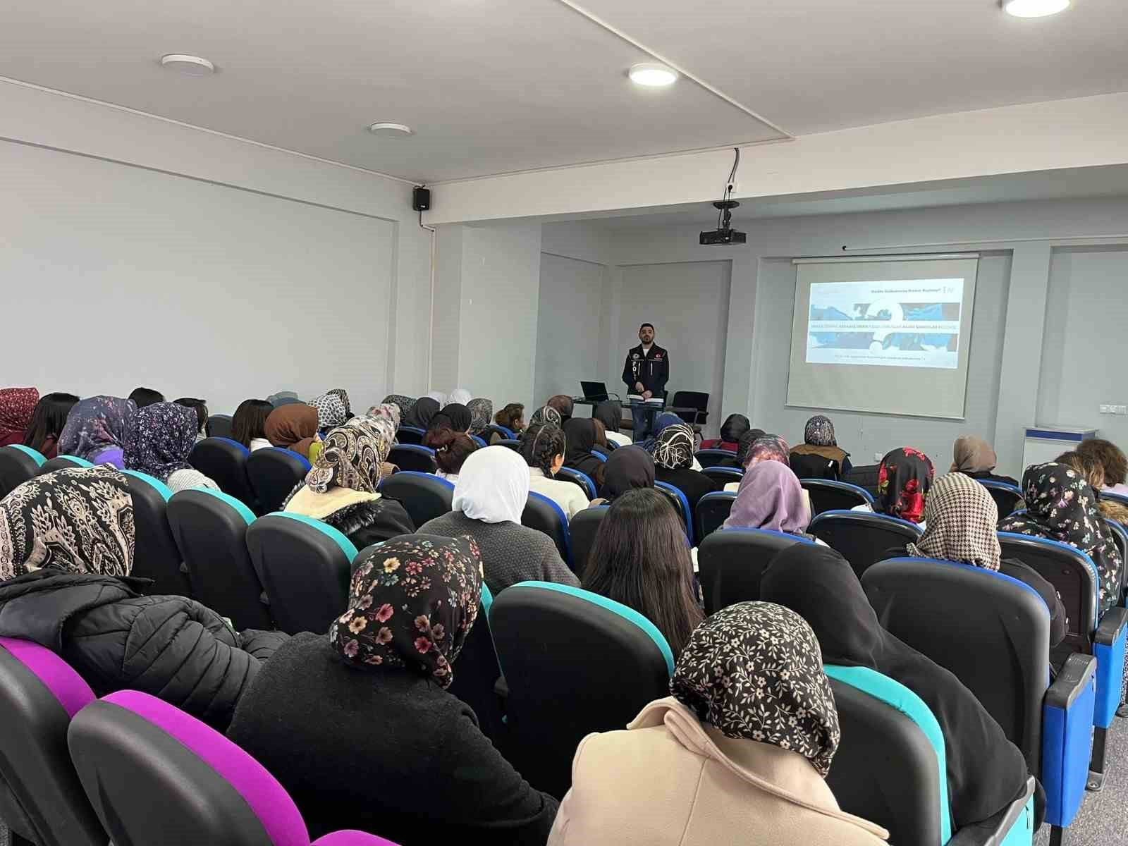 Polisten vatandaşlara uyuşturucuyla mücadele eğitimi
