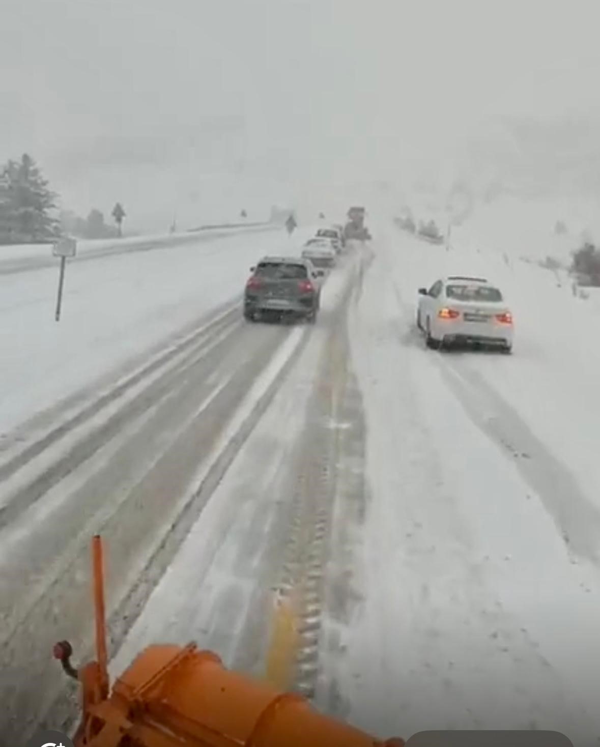 Antalya&rsquo;nın bin 825 rakımlı Alacabel mevkiinde kar yağışı başladı
