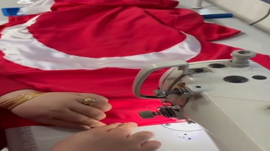 El emeği g&ouml;z nuru T&uuml;rk bayrakları ilmek ilmek işlendi
