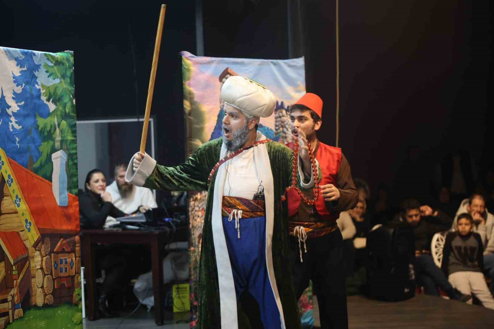 Kahkaha dolu oyun Erenler&rsquo;de sahnelendi, vatandaşlardan tam not aldı
