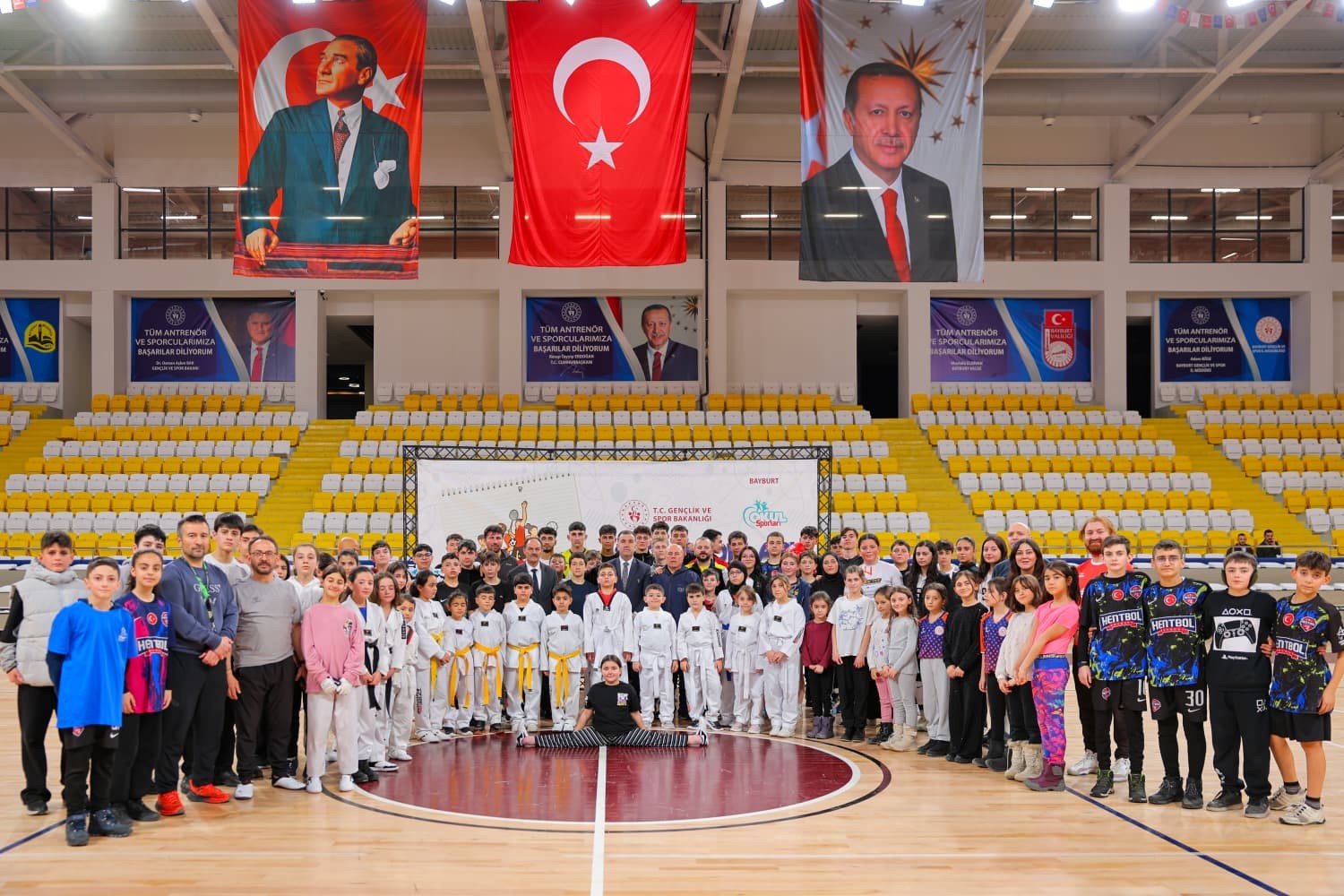 Bayburt Yeni Spor Salonu&rsquo;nda antrenmanlar yoğun katılımla s&uuml;r&uuml;yor
