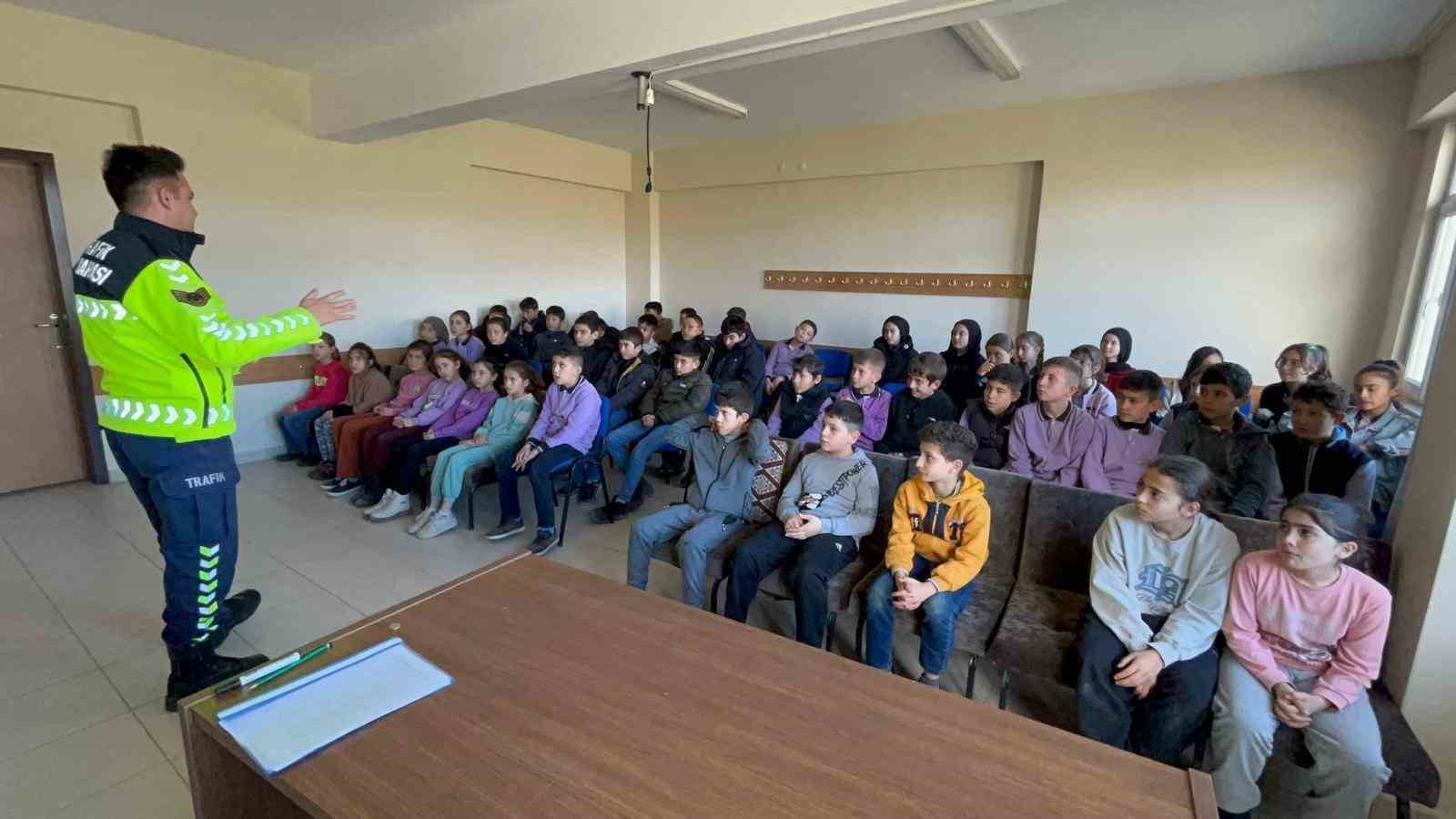 Jandarmadan öğrenci ve vatandaşlara trafik eğitimi