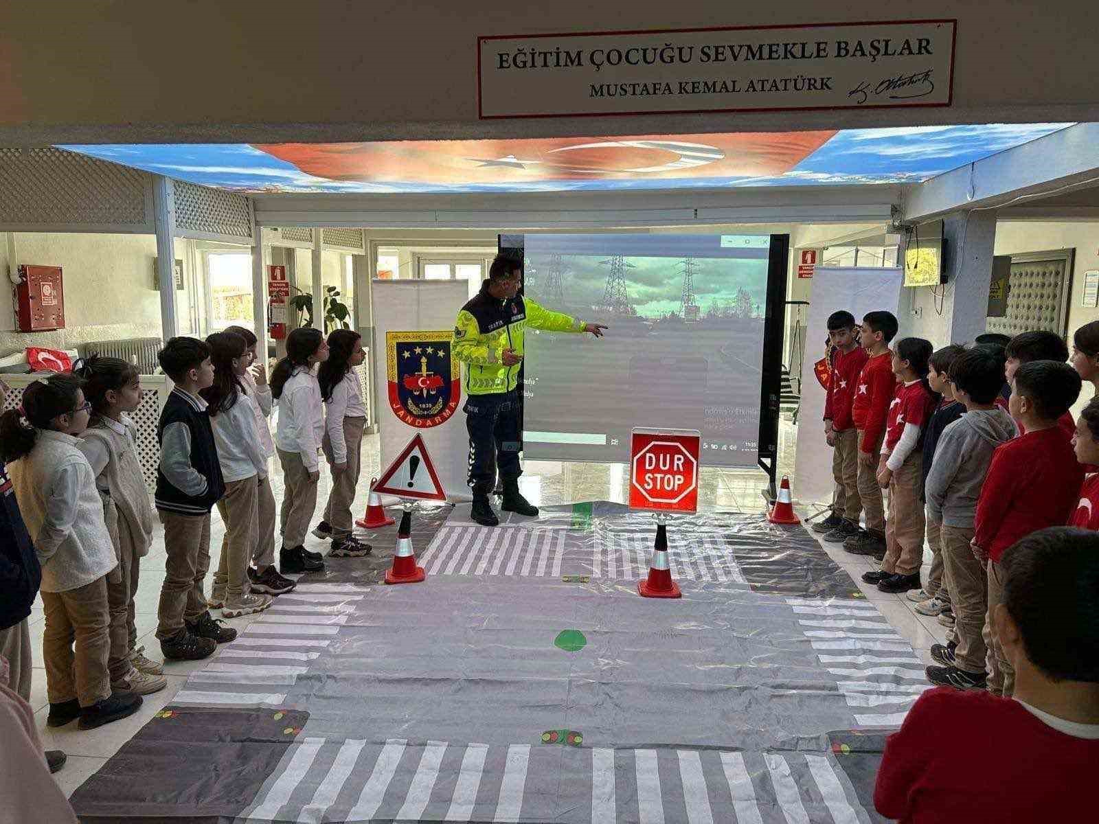 Jandarmadan &ouml;ğrenci ve vatandaşlara trafik eğitimi
