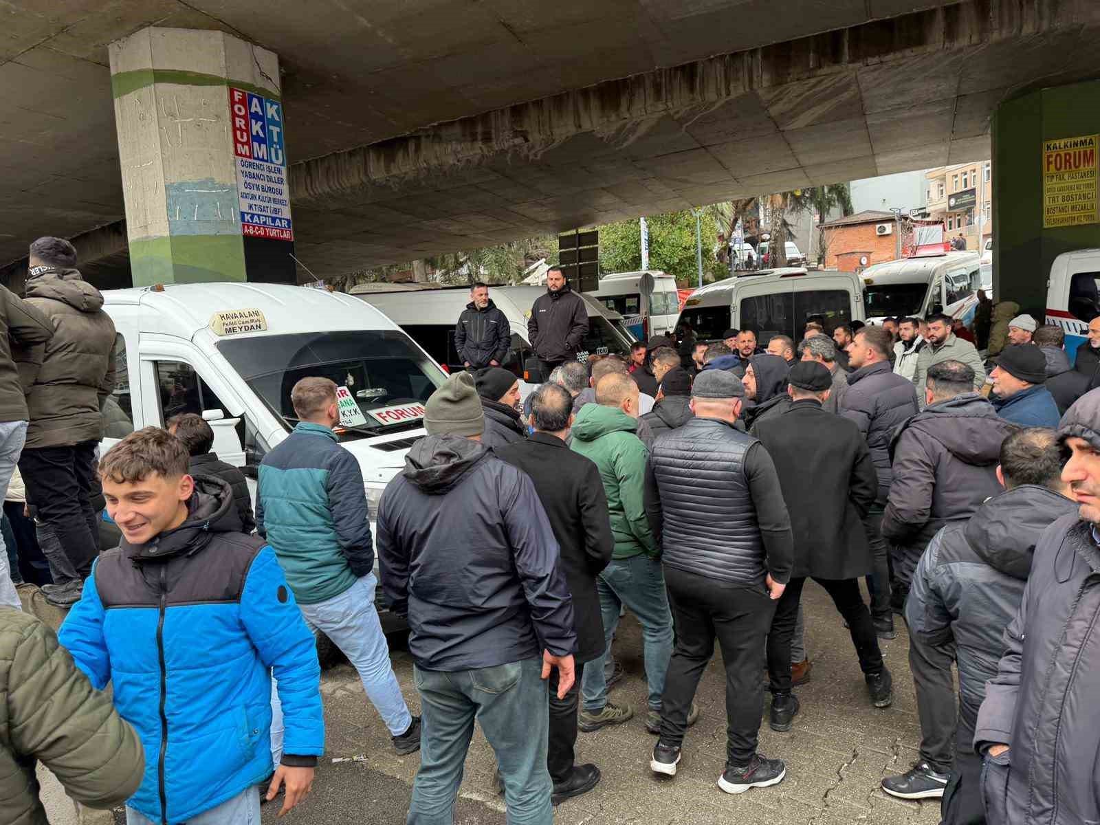 Trabzon&rsquo;da şehir i&ccedil;i ulaşımda durak gerginliği
