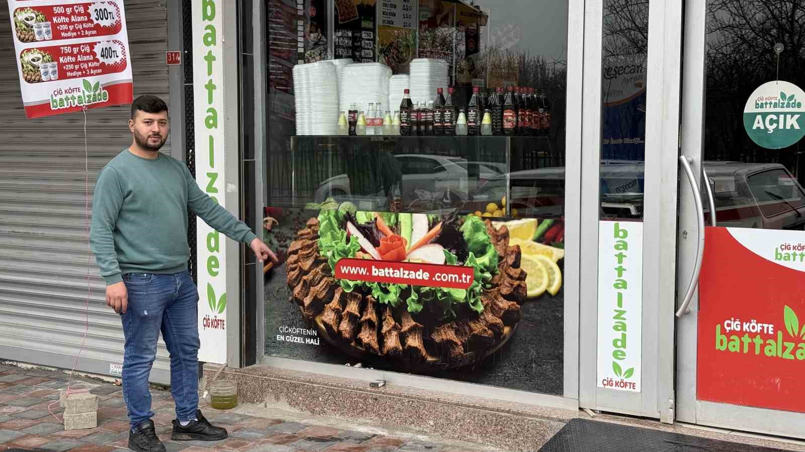 D&uuml;kkanın &ouml;n&uuml;ndeki sigara paketini &ccedil;aldı
