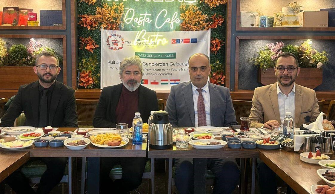 K&uuml;tahya, Avrupa &uuml;lkelerinden gelen gen&ccedil;lerin buluşma noktası oldu
