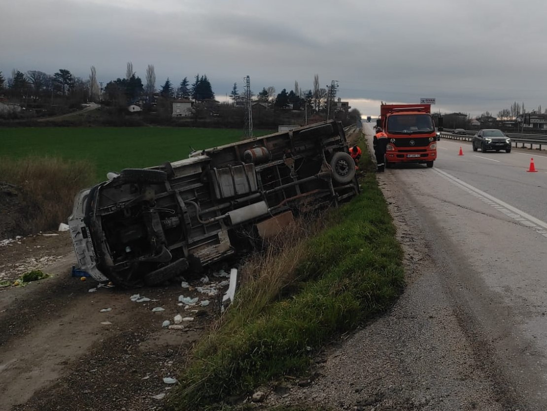 Kamyonet şarampole devrildi, s&uuml;r&uuml;c&uuml; kazayı yaralanmadan atlattı
