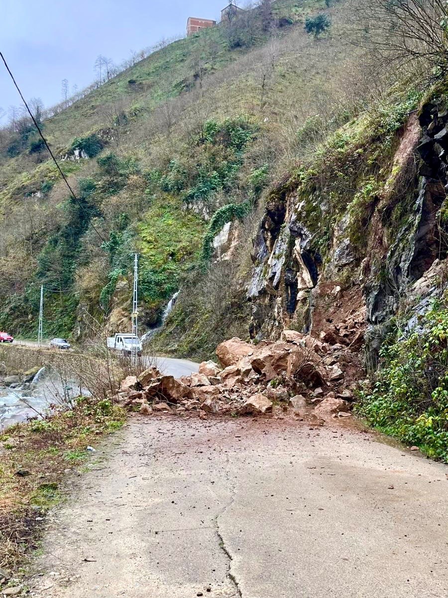 Giresun İl Özel İdaresi heyelanlı yolu ulaşıma açtı