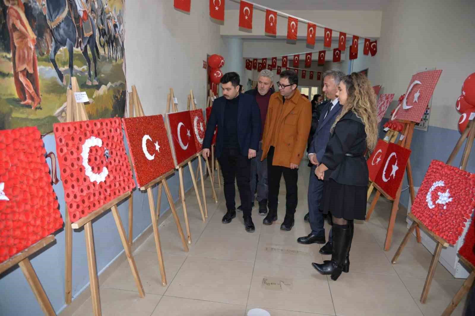 T&uuml;rkeli&rsquo;de bayrak sevgisi sanatla buluştu
