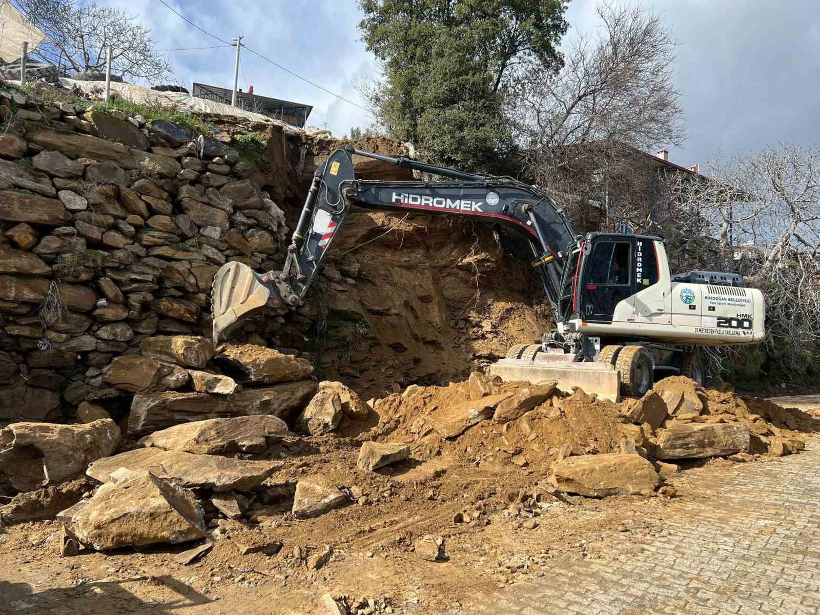 Bozdoğan’da yağmur nedeniyle göçen duvara belediyeden müdahale