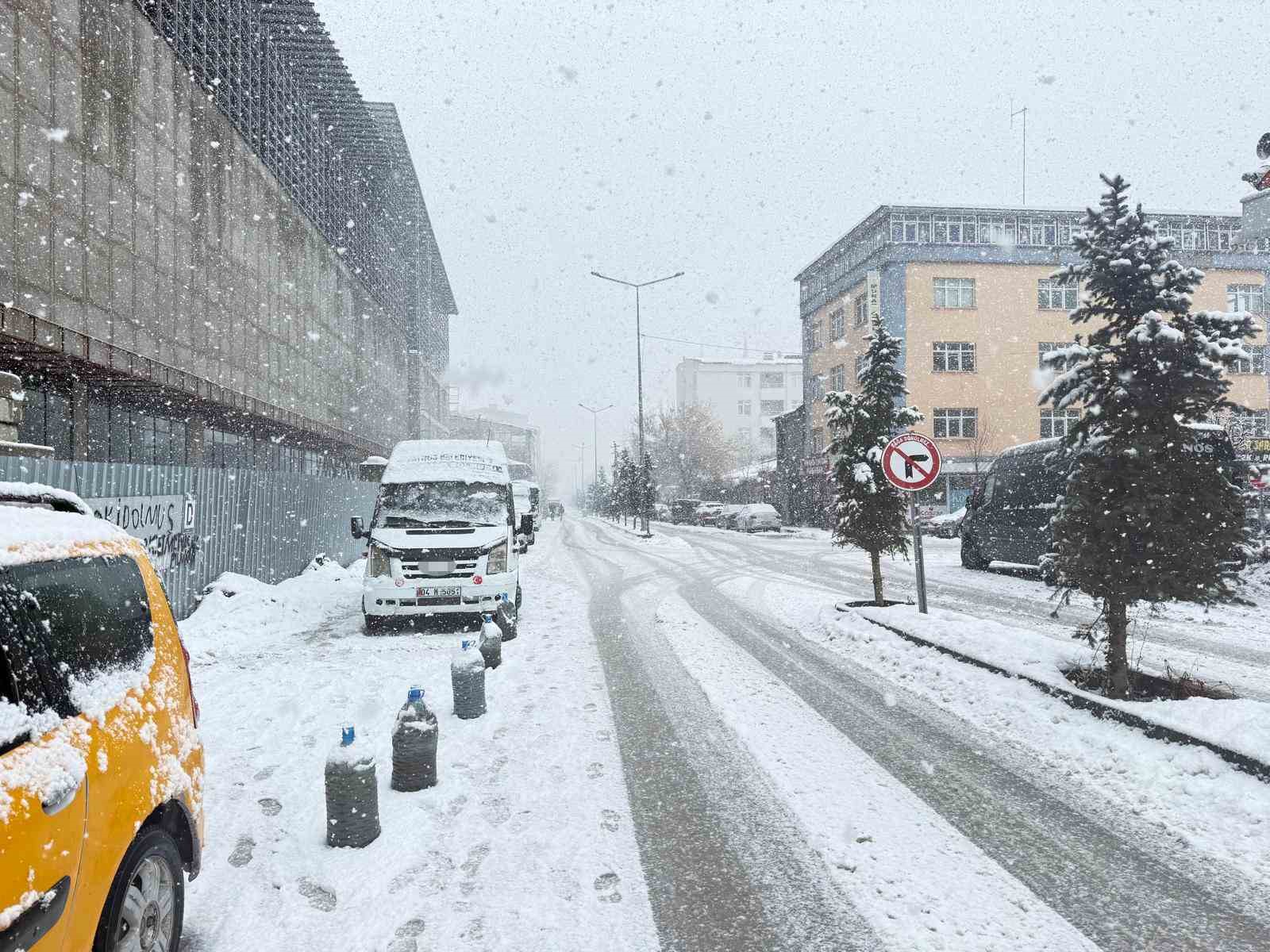 Patnos’ta kar yağışı etkisini sürdürüyor