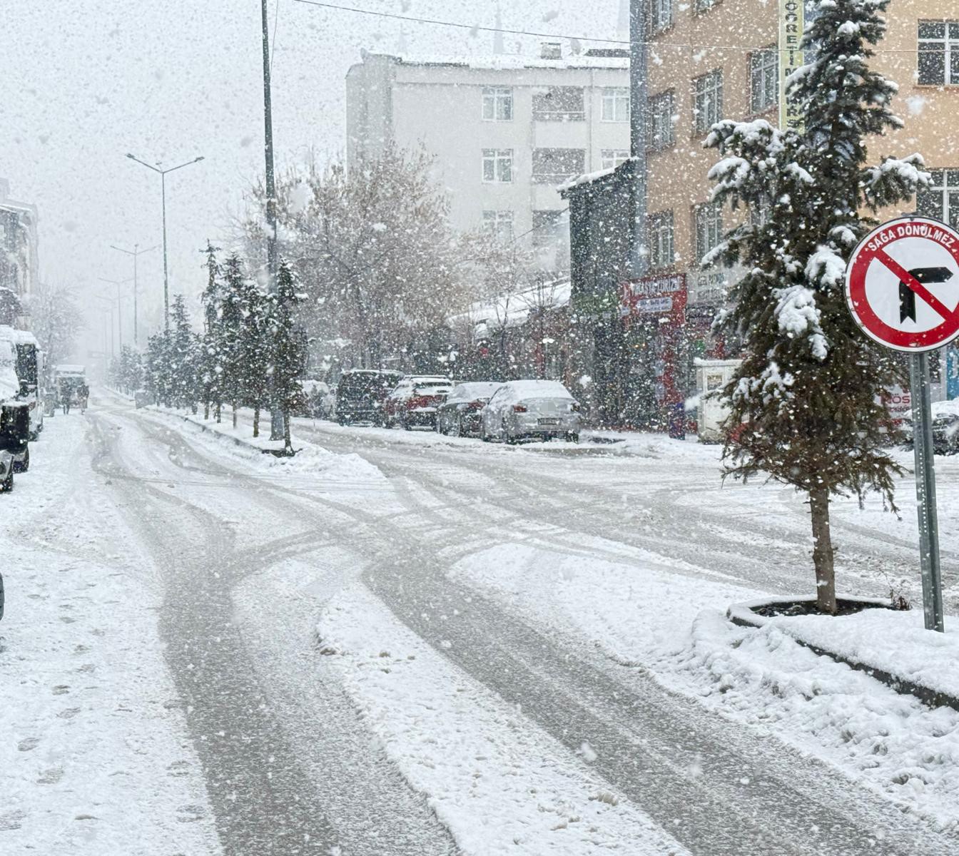 Patnos&rsquo;ta kar yağışı etkisini s&uuml;rd&uuml;r&uuml;yor
