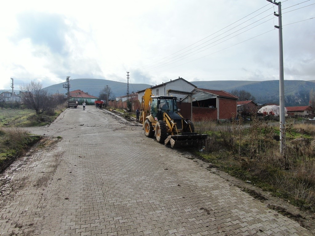 İn&ouml;n&uuml;&rsquo;de yol tamiri ve temizlik &ccedil;alışmaları sokak sokak devam ediyor
