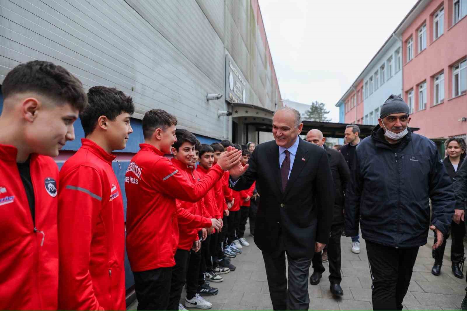 D&uuml;zce&rsquo;de g&uuml;reş&ccedil;ilere spor malzemeleri dağıtıldı
