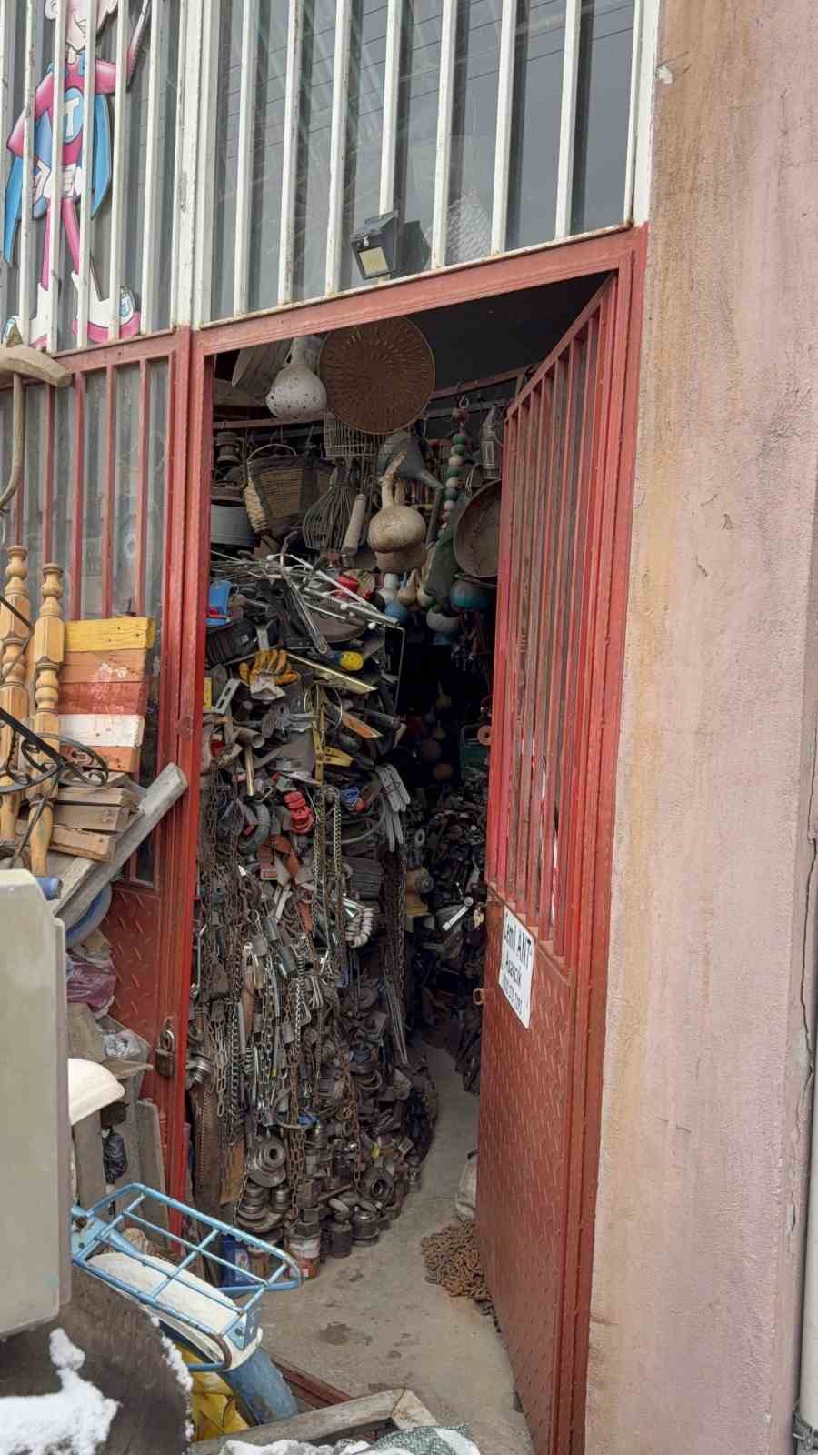 47 yıllık tutku servete d&ouml;n&uuml;şt&uuml;: antika d&uuml;kk&acirc;nında adım atacak yer yok
