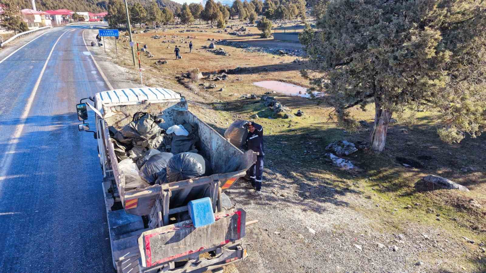 Tarsus&rsquo;ta piknik sonrası doğa temizliği
