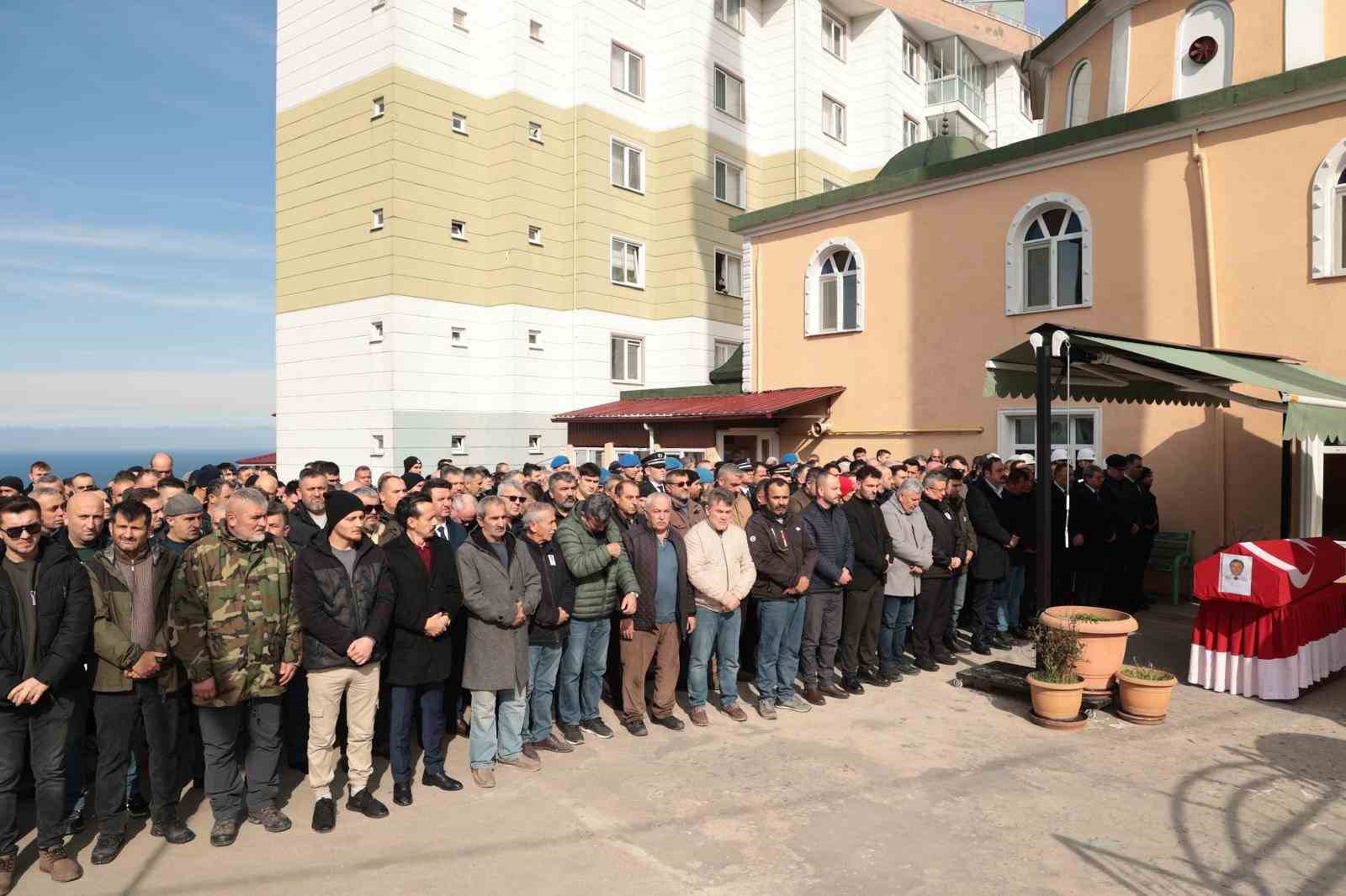 Emekliliğine 4 g&uuml;n kala hayatını kaybeden polis memuru toprağa verildi
