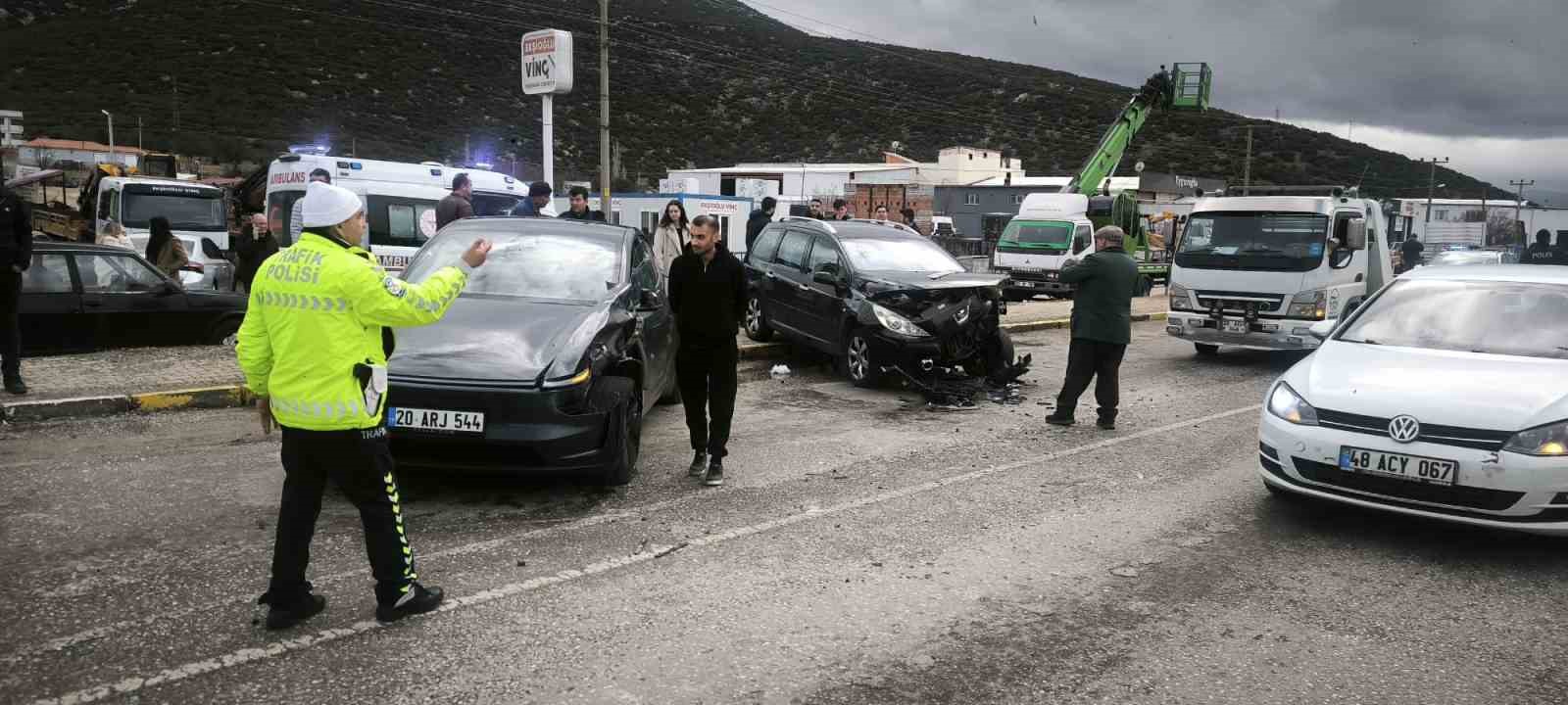 Denizli&rsquo;de &uuml;&ccedil; aracın karıştığı kazada 1 kişi ağır yaralandı
