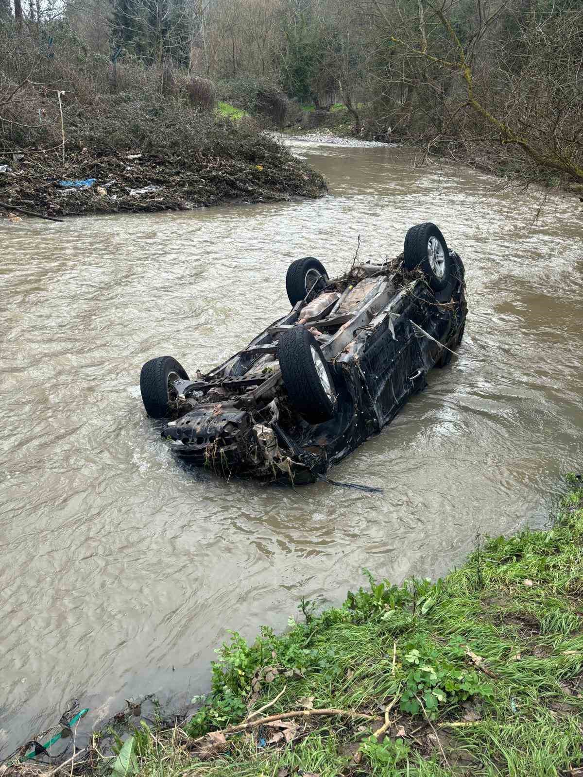 Dereye s&uuml;r&uuml;klenen ara&ccedil; ertesi g&uuml;n ortaya &ccedil;ıktı
