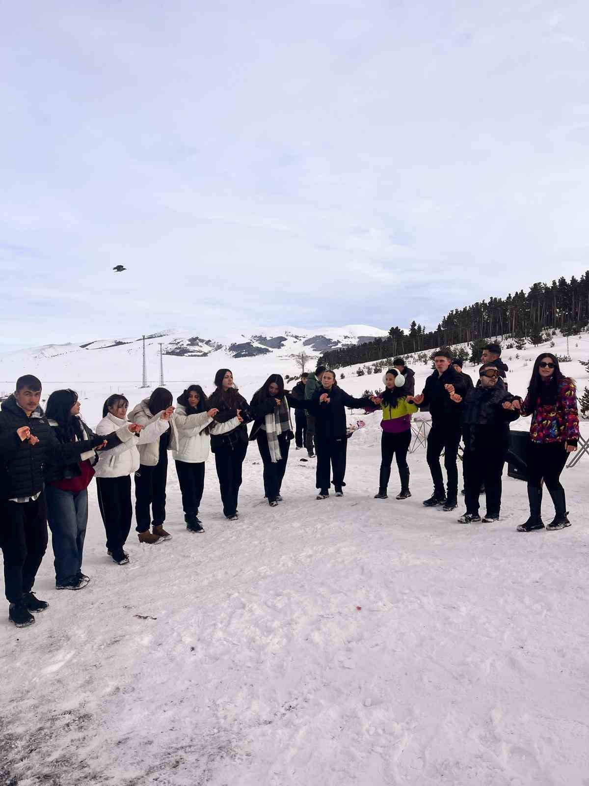 Kars Emniyeti&rsquo;nden &ouml;ğrencilere Sarıkamış&rsquo;ta anlamlı etkinlik
