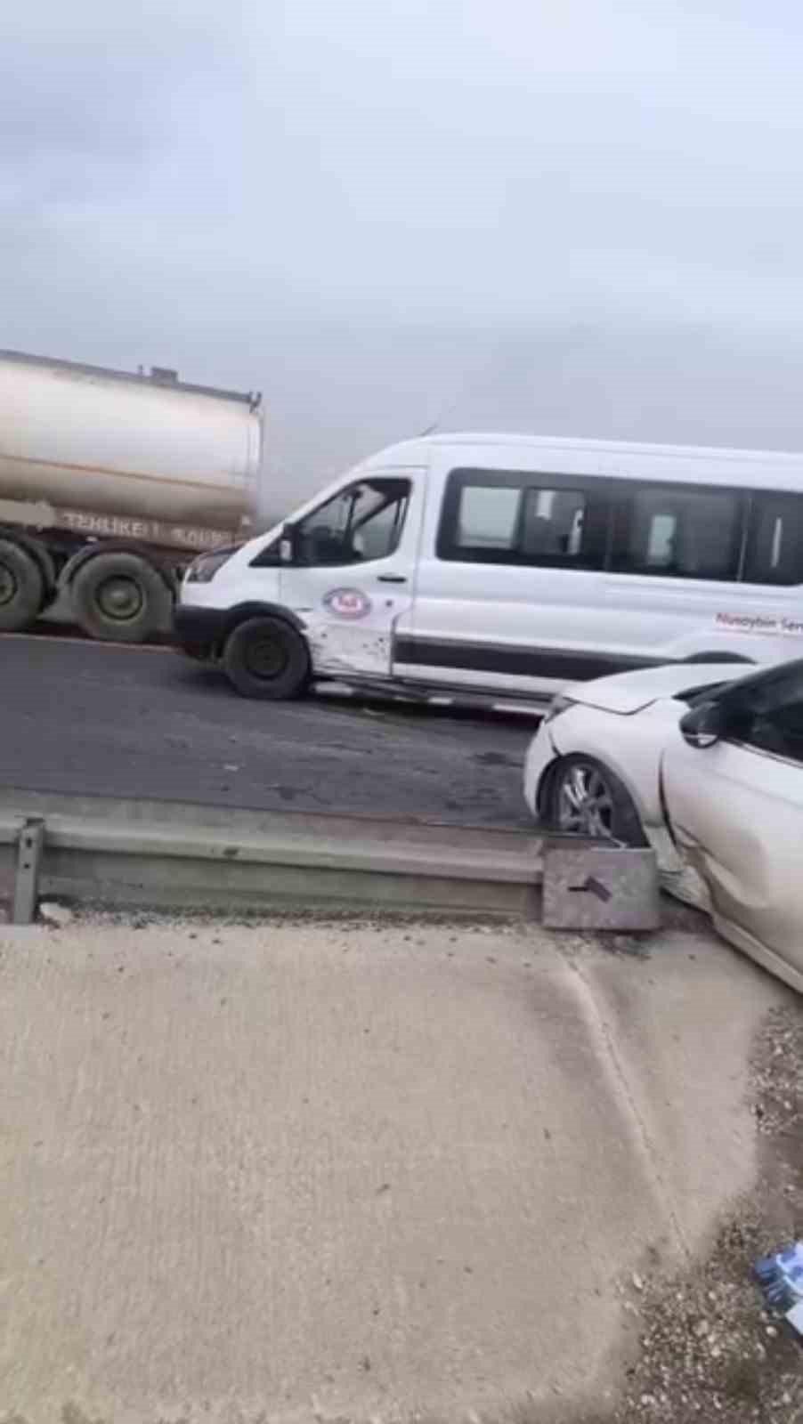 Mardin&rsquo;de minib&uuml;s ile otomobil &ccedil;arpıştı: 2 yaralı
