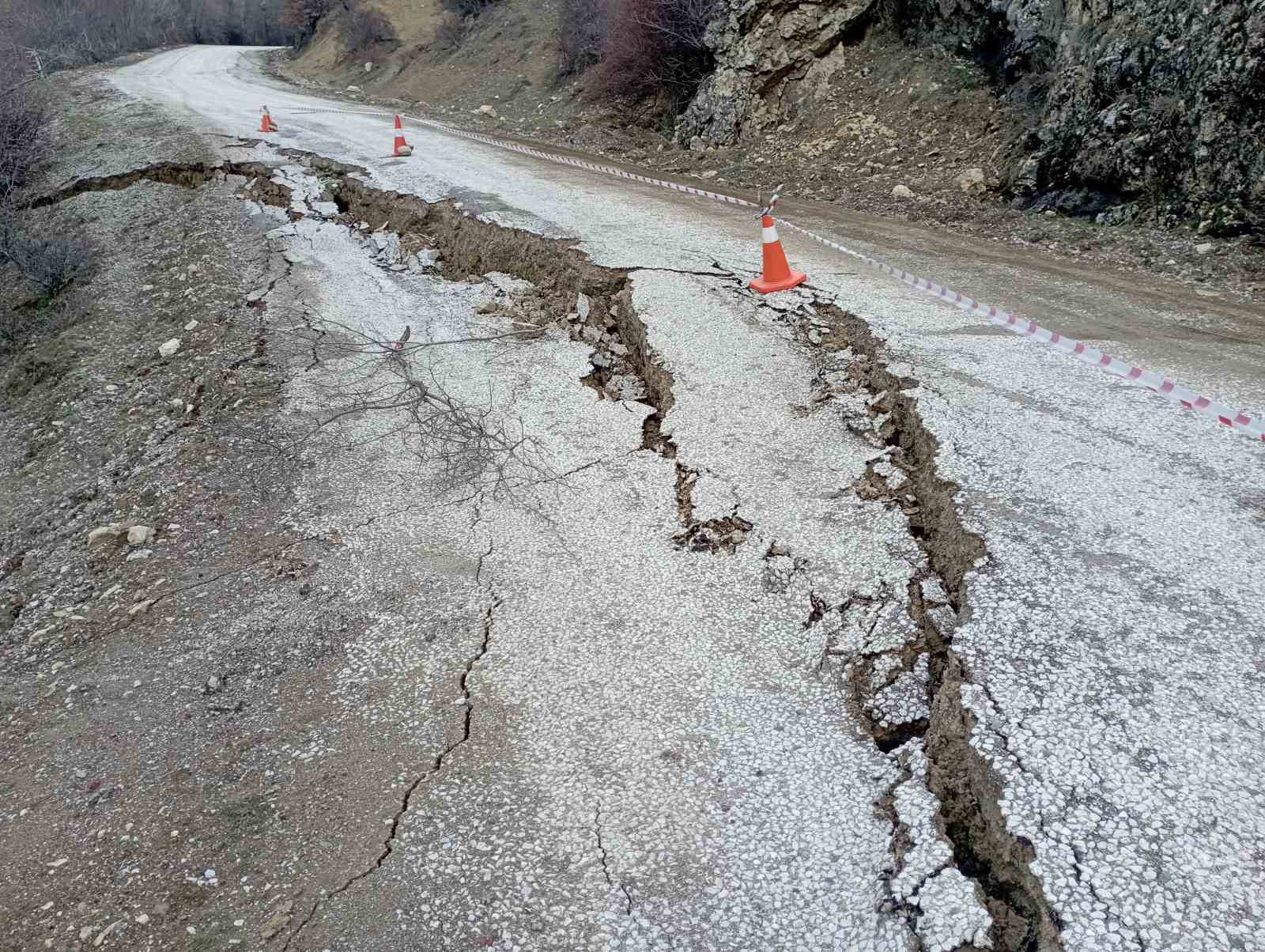 Tokat&rsquo;ta yağışlar toprak kaymasına neden oldu
