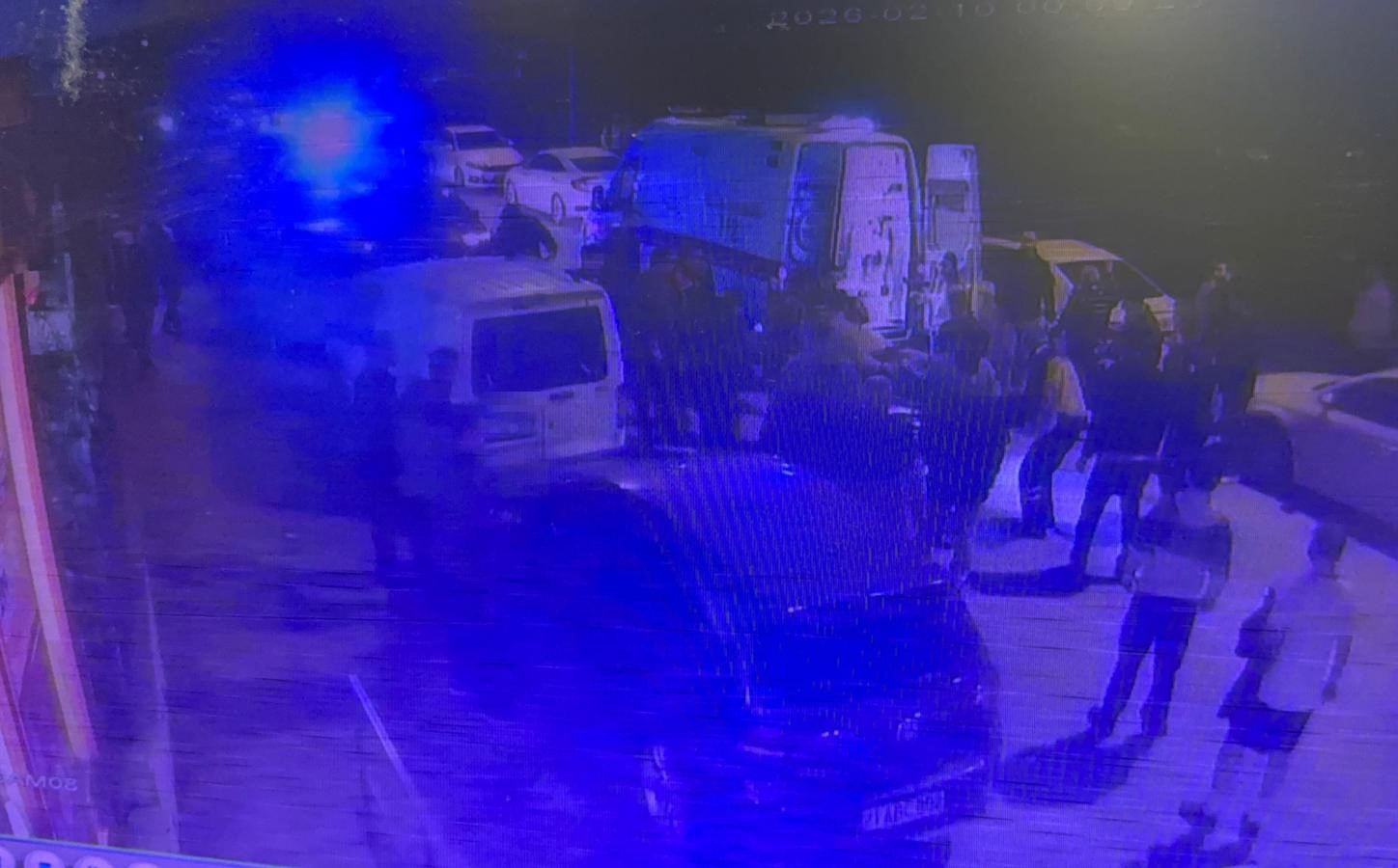 Silahlı saldırıda ağır yaralanan sürücünün aracıyla ilerleyip ambulansa alınma görüntüsü ortaya çıktı