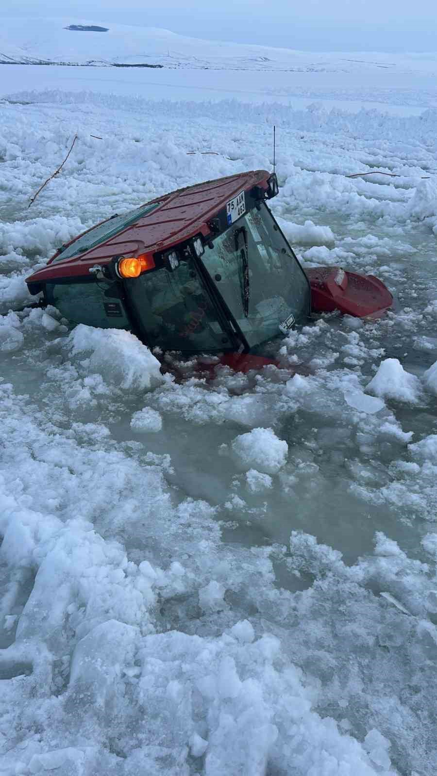 &Ccedil;ıldır G&ouml;l&uuml; y&uuml;zeyindeki buz kırıldı, trakt&ouml;r sulara g&ouml;m&uuml;ld&uuml;
