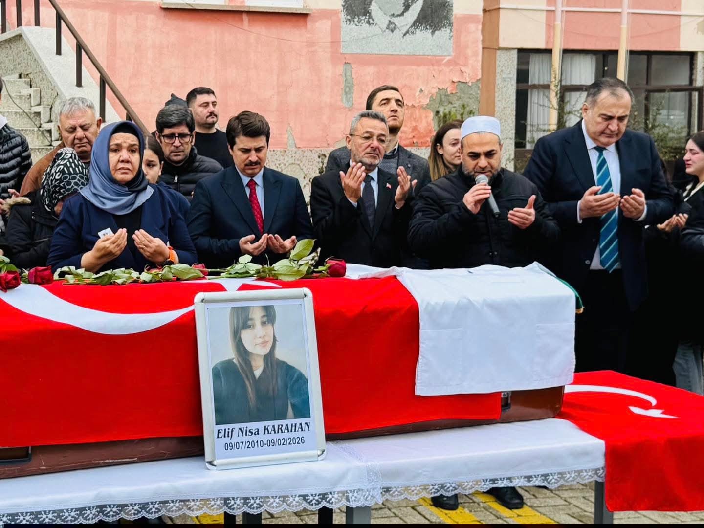 Trafik kazasında hayatını kaybeden Elif Nisa toprağa verildi
