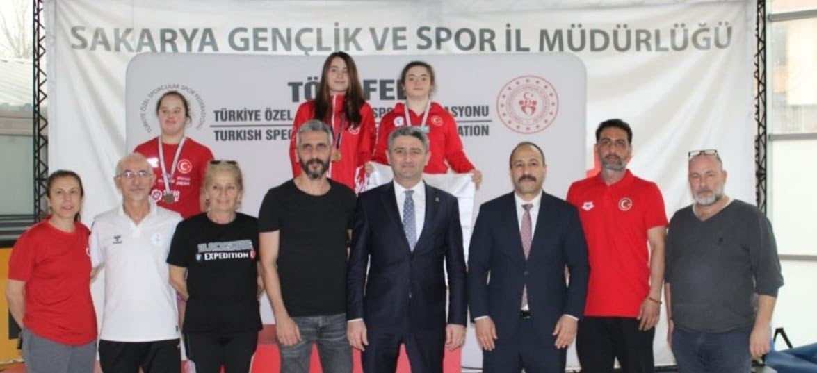 K&ouml;yceğizli y&uuml;zme sporcusu Oral, madalyaları topladı

