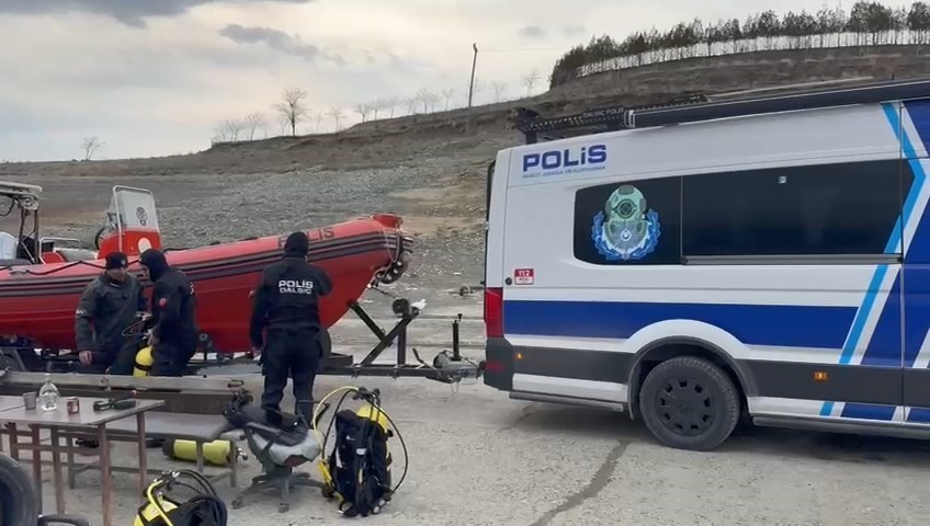 Dalgı&ccedil; polisler Keban Baraj sahasında yaşlı adamı arıyor
