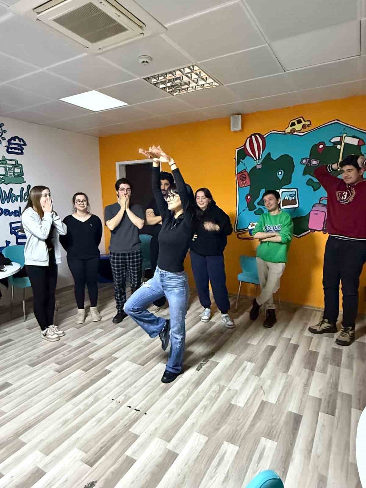 Menteşe&rsquo;de perde gen&ccedil;ler i&ccedil;in a&ccedil;ılıyor
