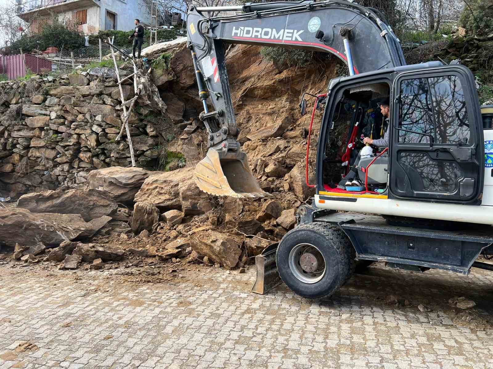 Bozdoğan&rsquo;da yağmur nedeniyle g&ouml;&ccedil;en duvara belediyeden m&uuml;dahale
