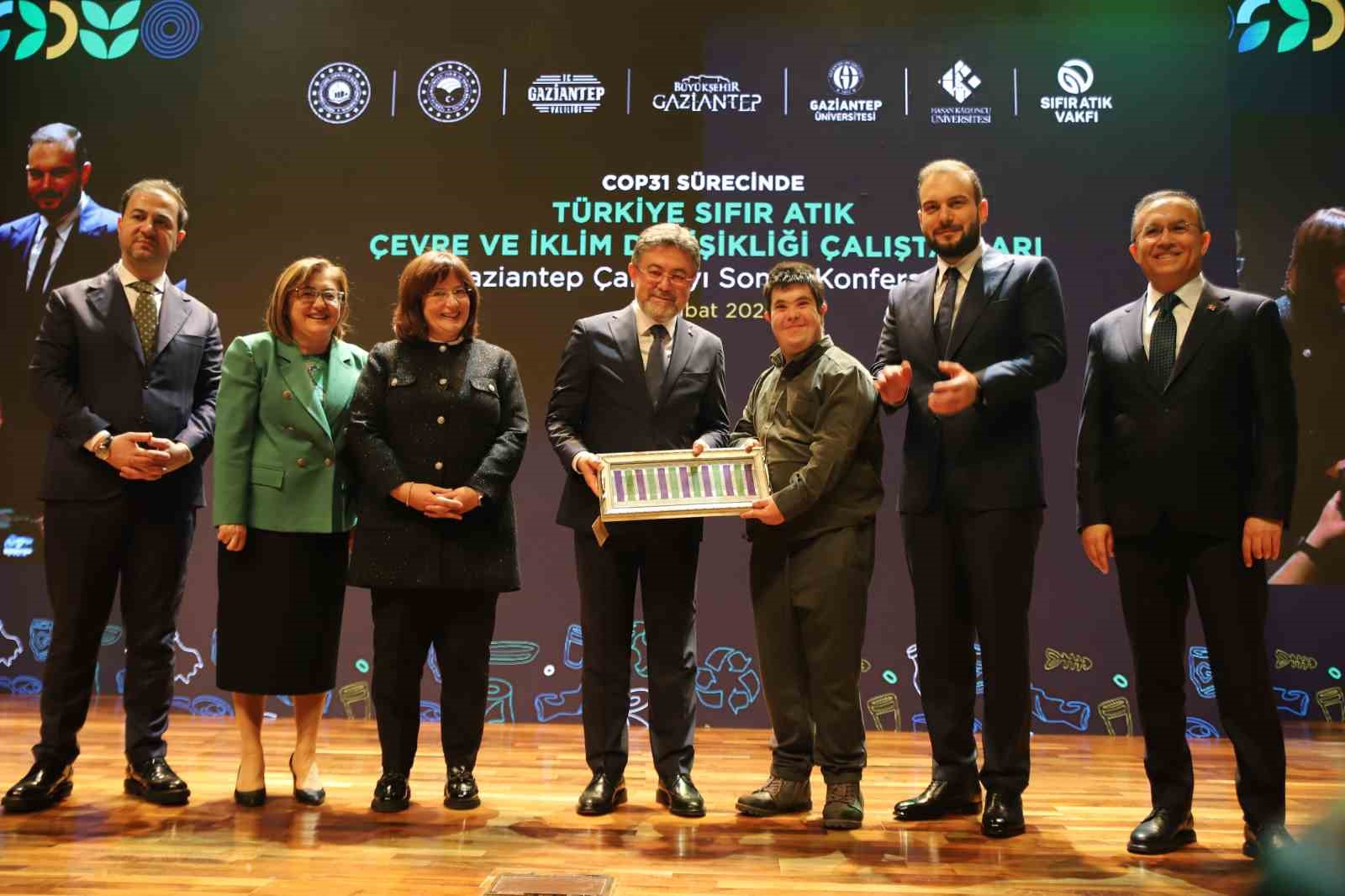 Bakan Yumaklı: "K&uuml;resel &ouml;l&ccedil;ekte her yıl yaklaşık 2,3 milyar ton gıda israf ediliyor"
