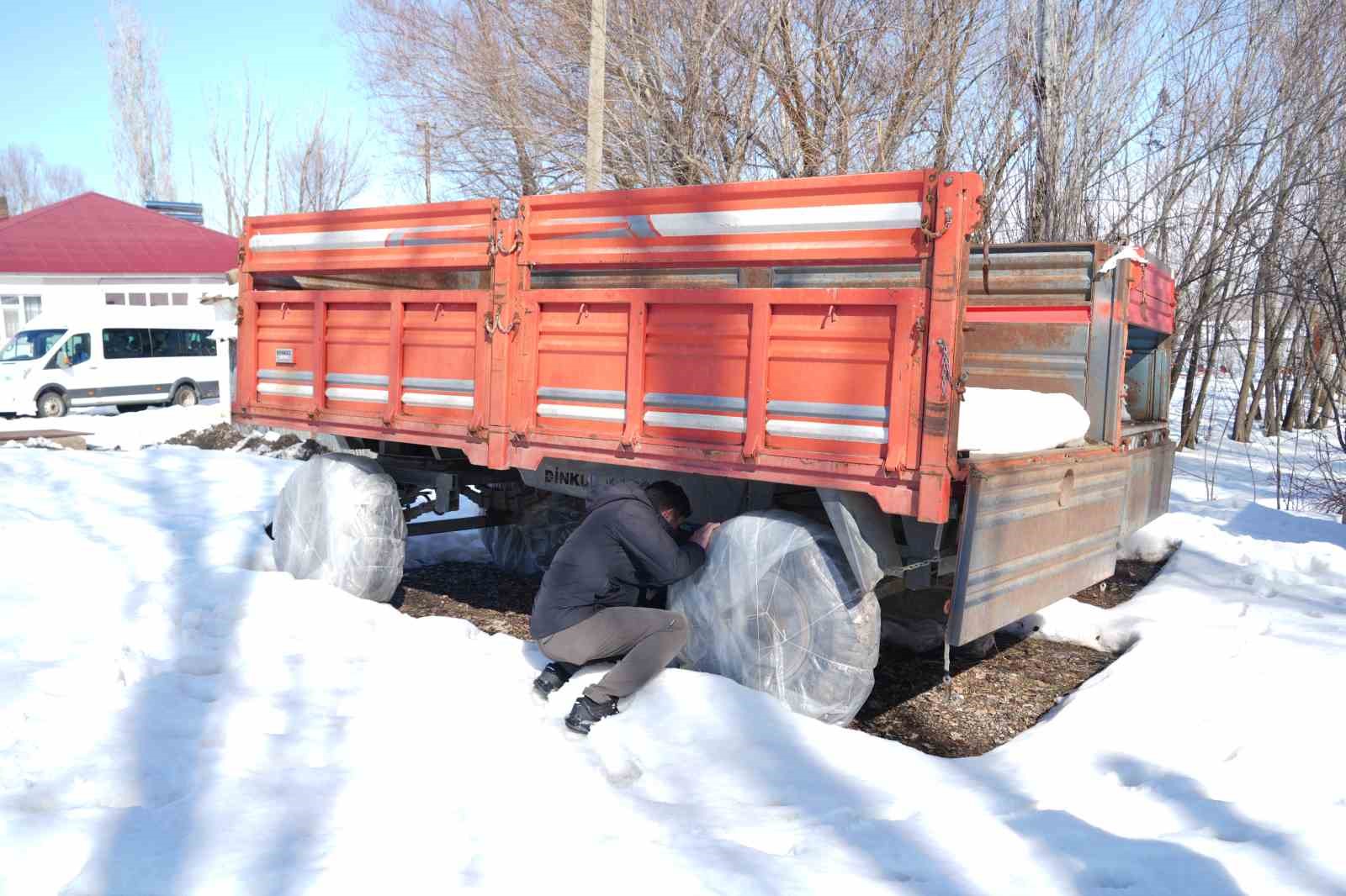 Muş&rsquo;ta &ccedil;ift&ccedil;iler tarım ara&ccedil;larını kış şartlarına karşı koruyor
