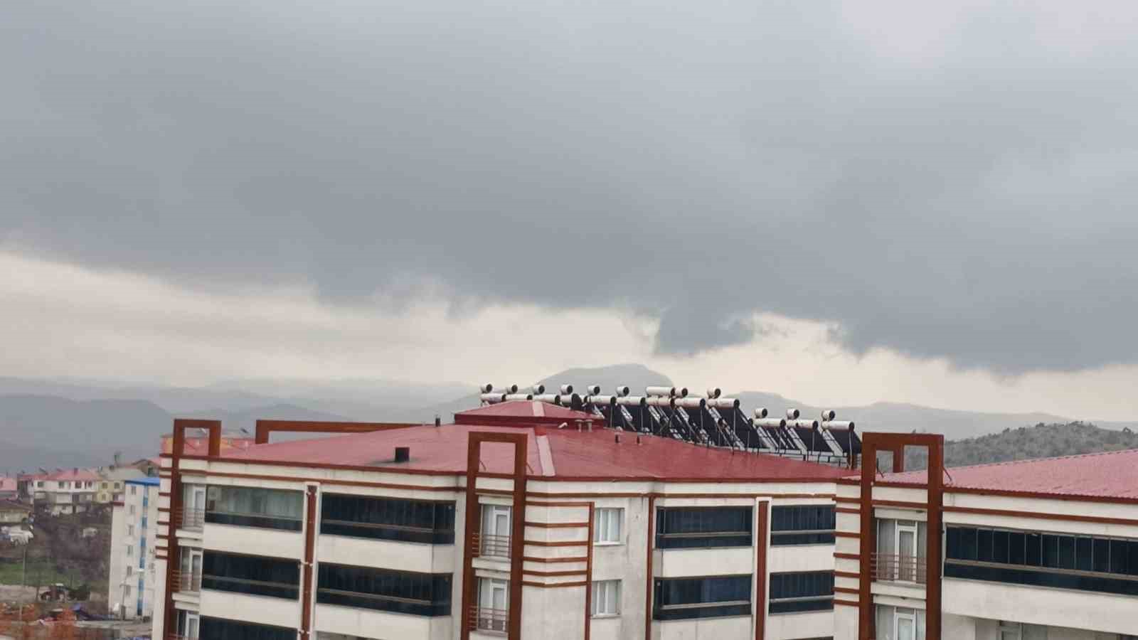 Kulp&rsquo;ta yağmur ve kar etkili oldu: Heyelan ve &ccedil;ığ uyarısı yapıldı
