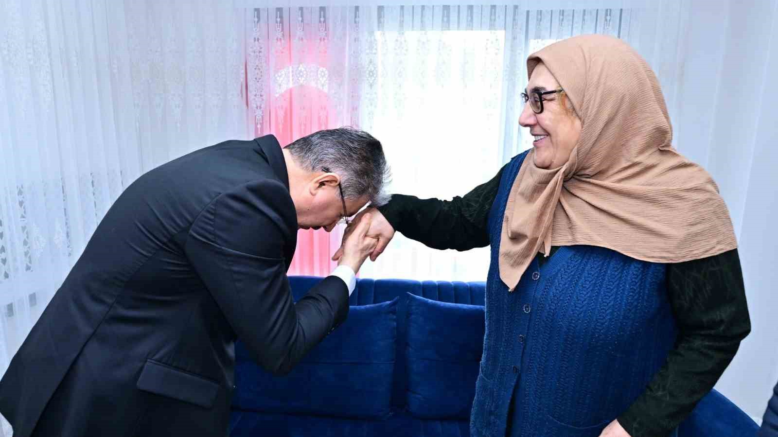 Vali Dr. Erdin&ccedil; Yılmaz şehit ailesine taziye ziyaretinde bulundu
