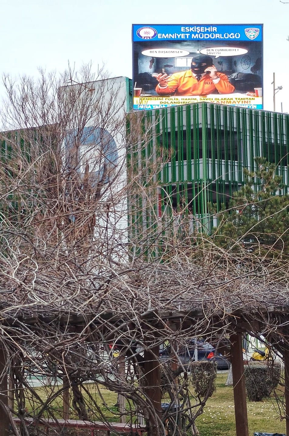 LED ekranlara hırsızlık ve dolandırıcılık uyarıları yansıtıldı
