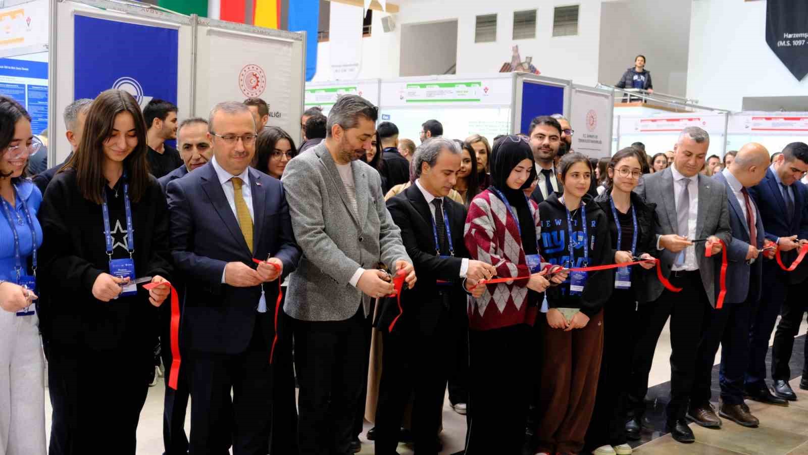 Lise öğrencilerinin projeleri Anadolu Üniversitesi ev sahipliğinde sergileniyor