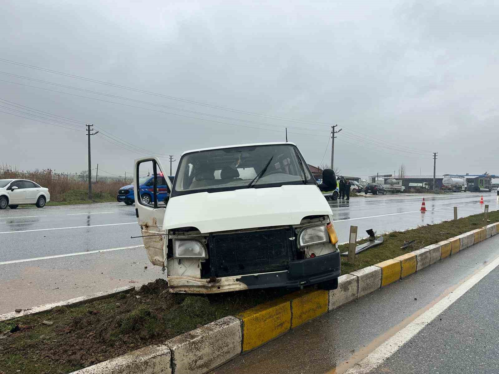 Uşak’ta panelvan aracın refüje çarpması sonucu 1 kişi yaralandı