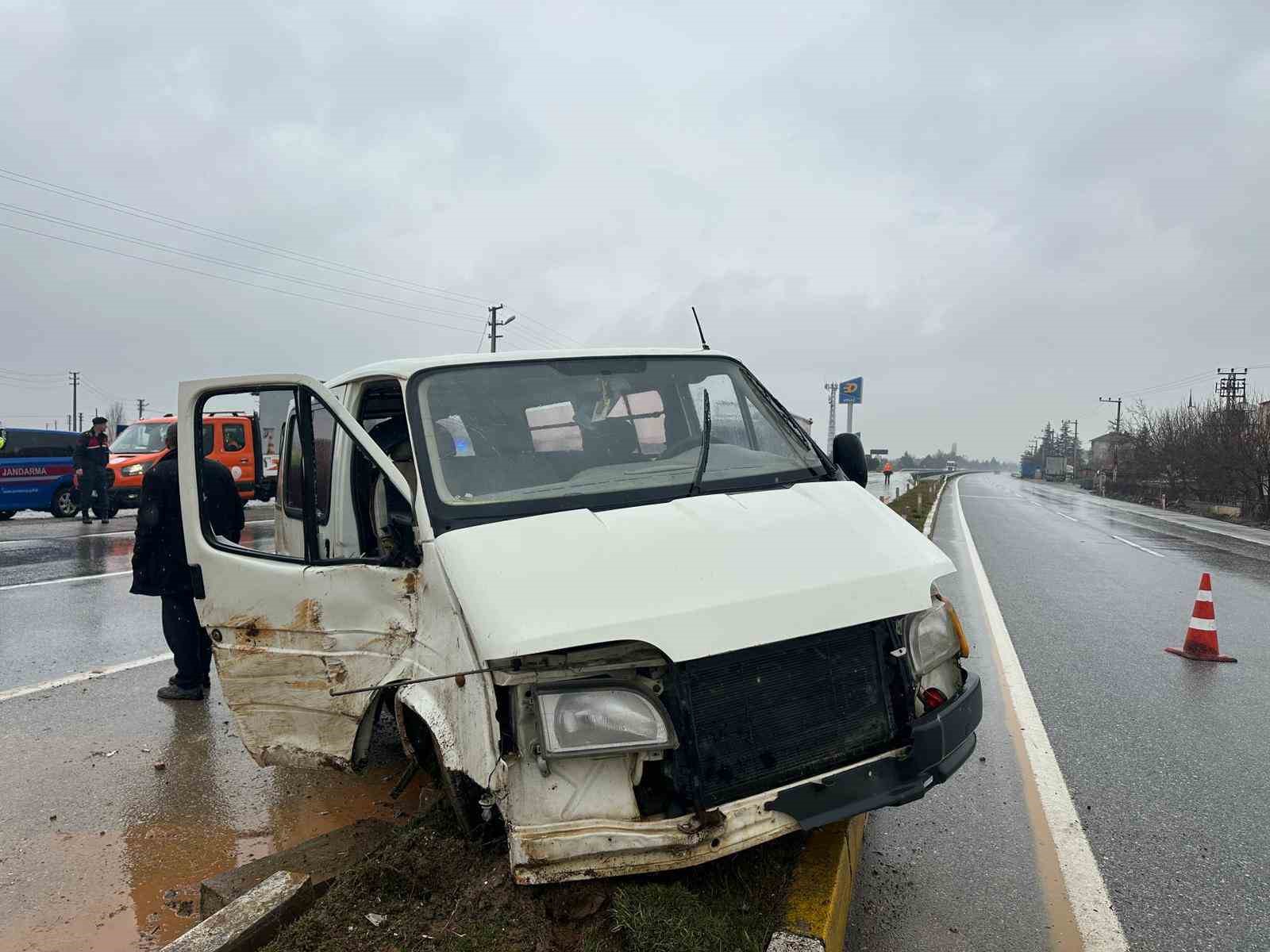 Uşak’ta panelvan aracın refüje çarpması sonucu 1 kişi yaralandı