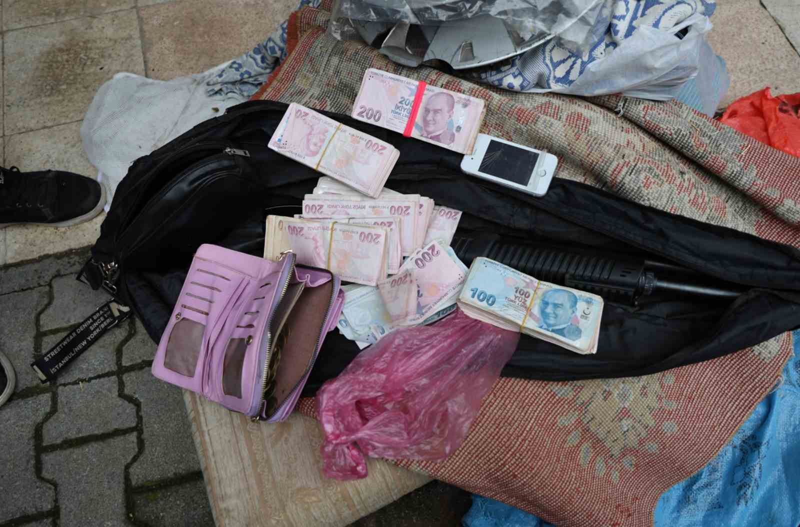 &Ccedil;&ouml;p evden 115 bin lira ve ruhsatsız silah &ccedil;ıktı
