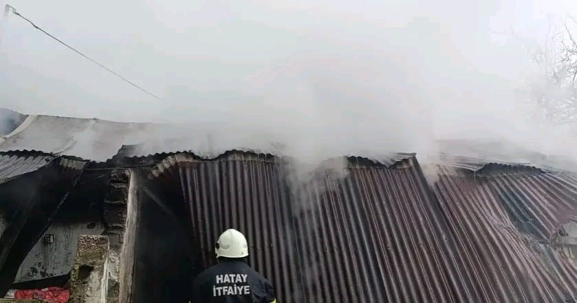 D&ouml;rtyol&rsquo;da ev yangını
