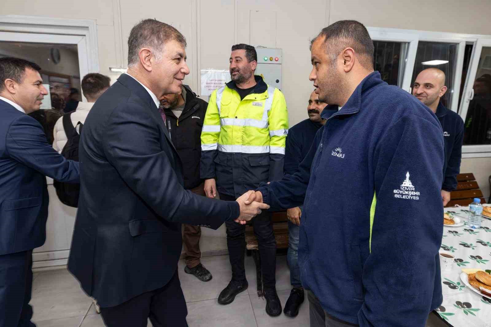 Başkan Tugay, mesaiye emek&ccedil;i ile başladı
