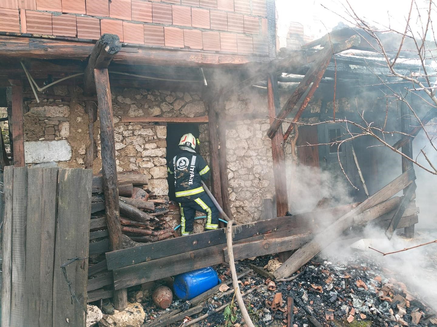 Kale&rsquo;de alevlere teslim olan ev kullanılamaz hale geldi
