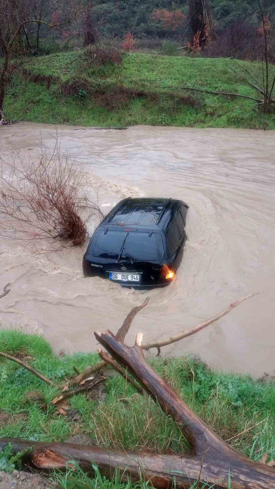 Dereye sürüklenen araç ertesi gün ortaya çıktı