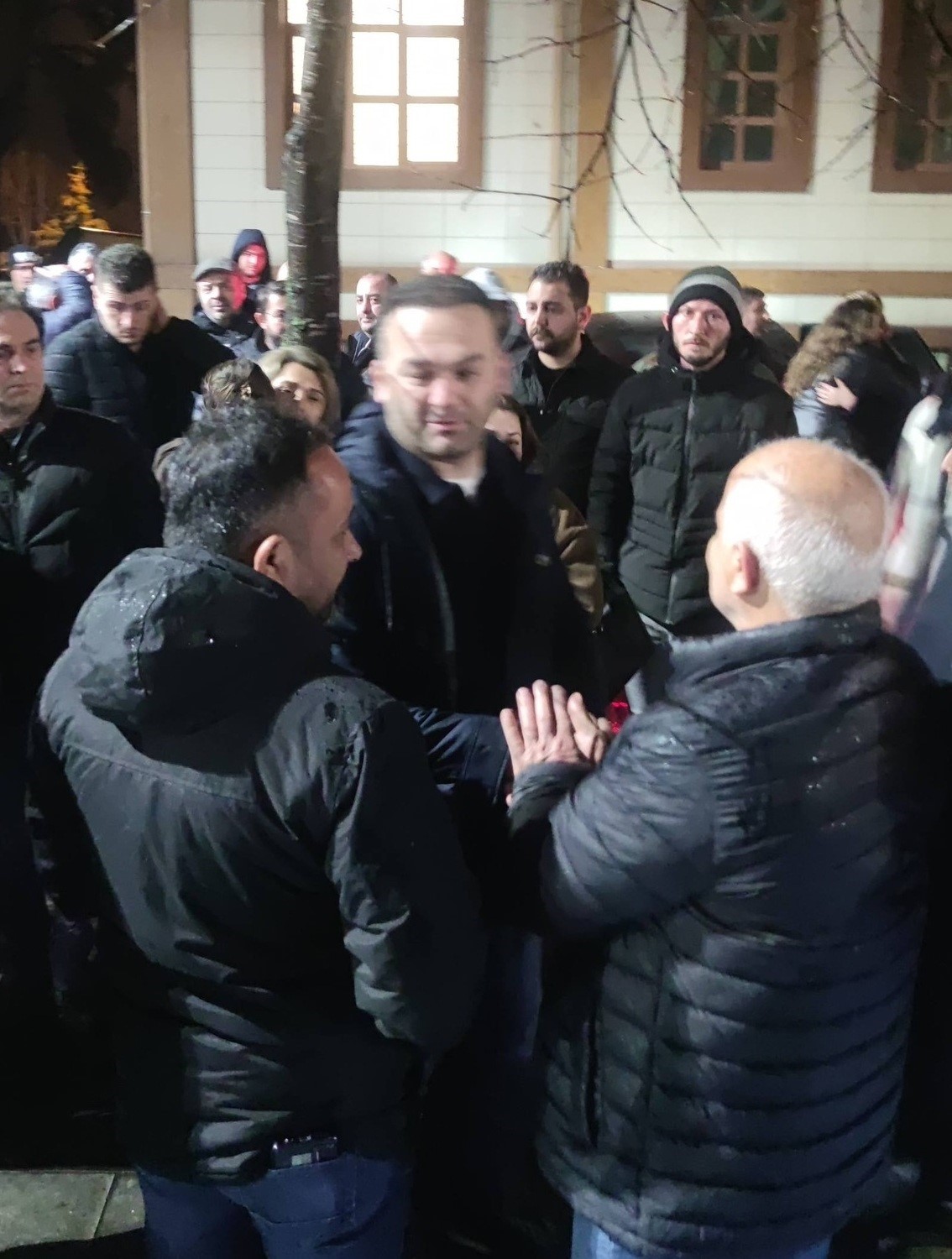 Sosyal medya hesabından paylaştığı öne sürülen bir mesaj nedeniyle yürütülen soruşturma kapsamında tutuksuz yargılanmak üzere adli kontrol şartıyla serbest bırakılan Görele Belediye Başkanı Hasbi Dede, yeniden ifadeye çağırıldı.