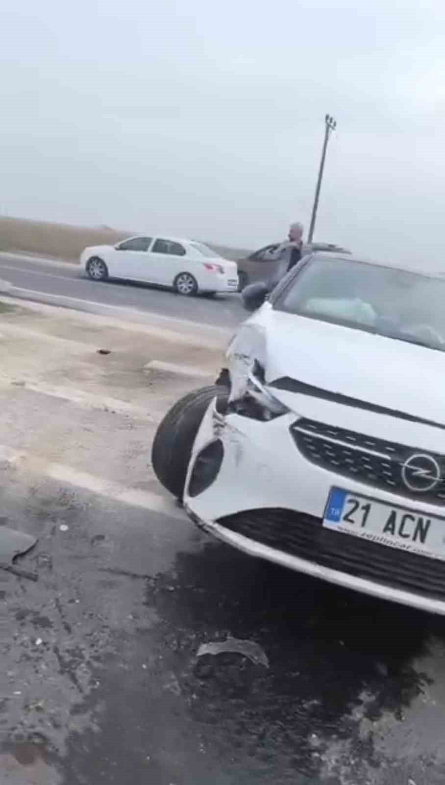 Mardin’de minibüs ile otomobil çarpıştı: 2 yaralı