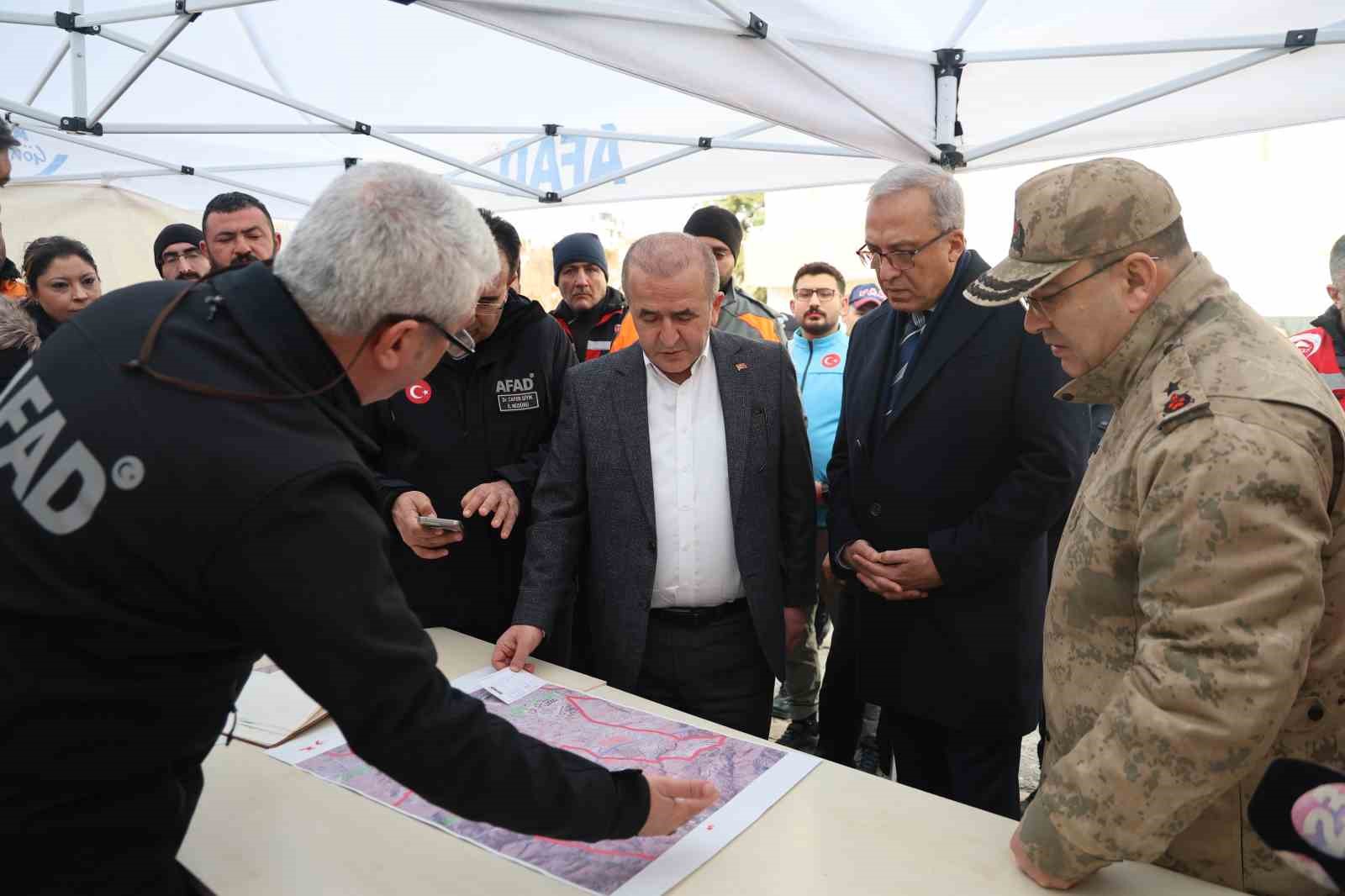 Vali Hatipoğlu: "Arama ve tarama faaliyetleri geniş bir alan i&ccedil;erisinde devam ediyor"
